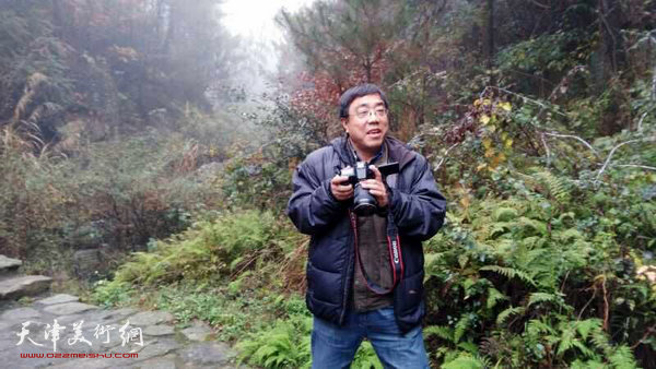 图为刘绍斌在大别山采风。