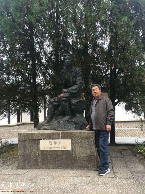 天津著名画家王其华在井冈山。