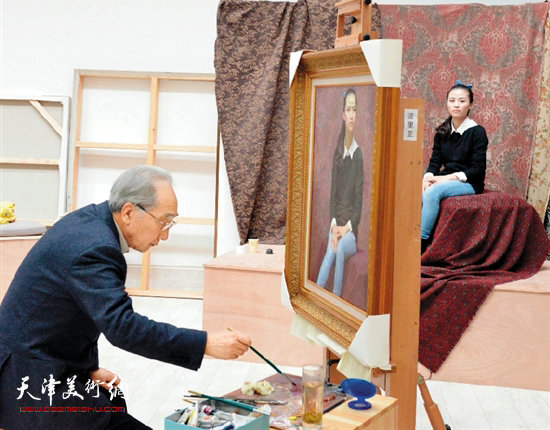 靳尚谊在创作油画肖像《女学生》。