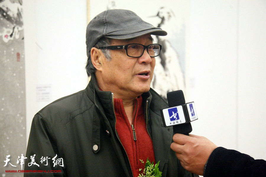 郭书仁在第八届全国著名花鸟画家作品展上。