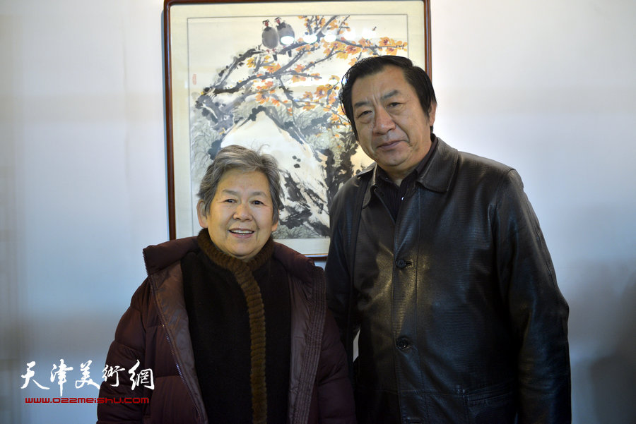 孙玉河与陆福林的夫人吴清珍在画展现场