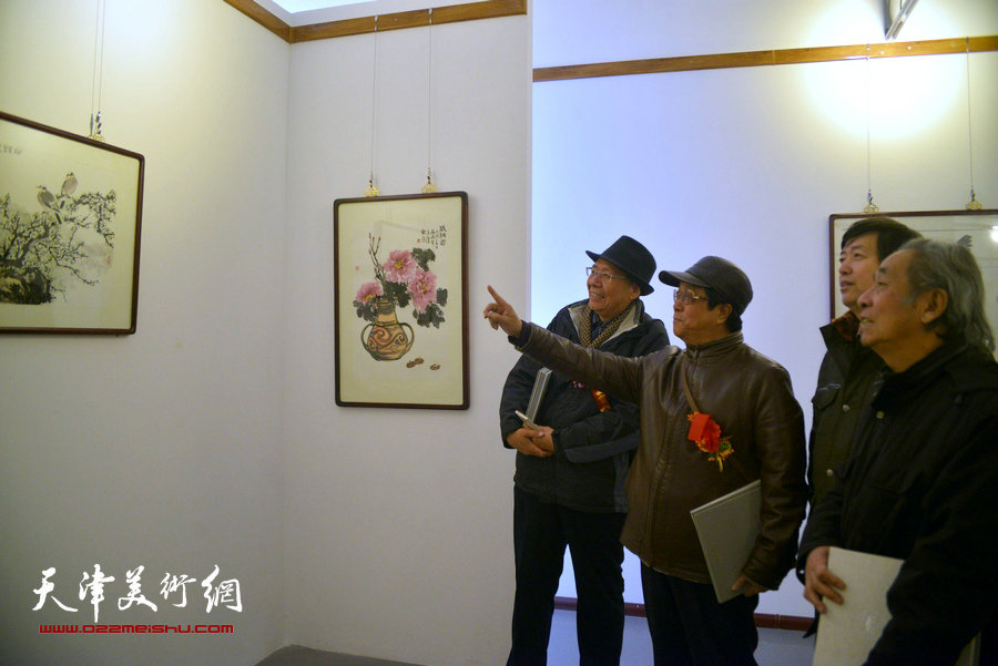 王真理、曲学真、赵玉森、陈元龙在观看展出的展品