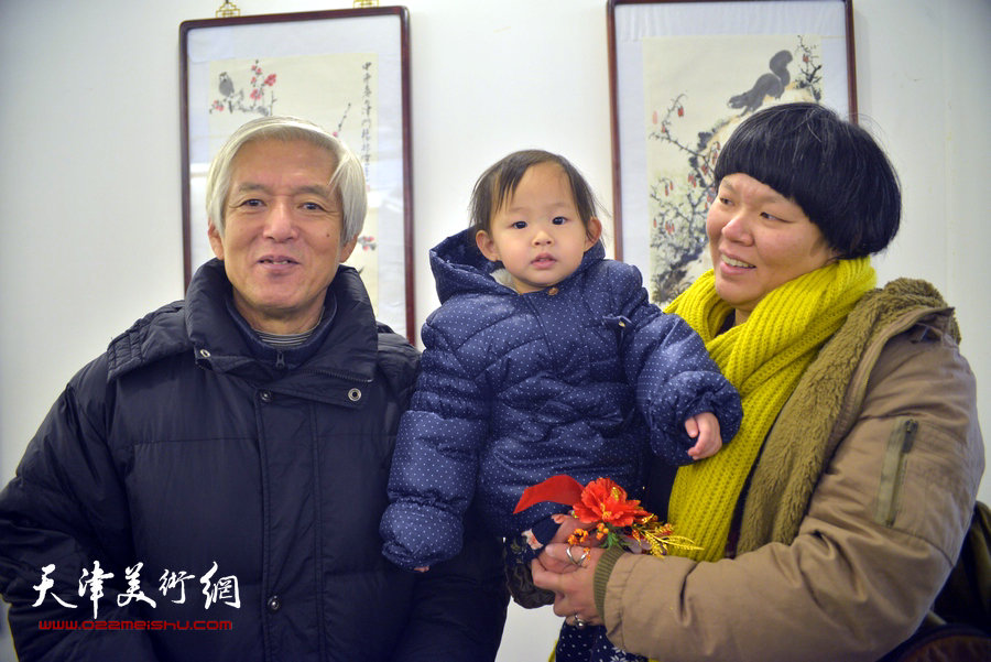 陆福林和他可爱的小外孙在画展现场