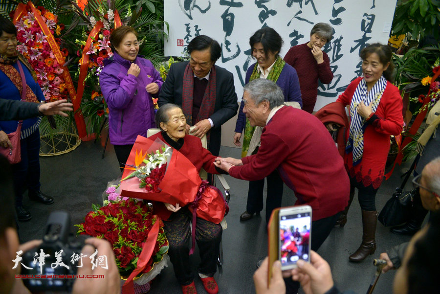 王全聚和百岁慈母朱淑琴与来宾在开幕仪式上