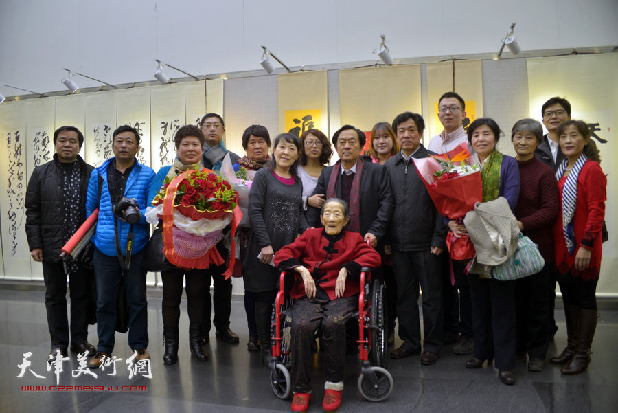 王全聚和百岁慈母朱淑琴与家人在开幕仪式上