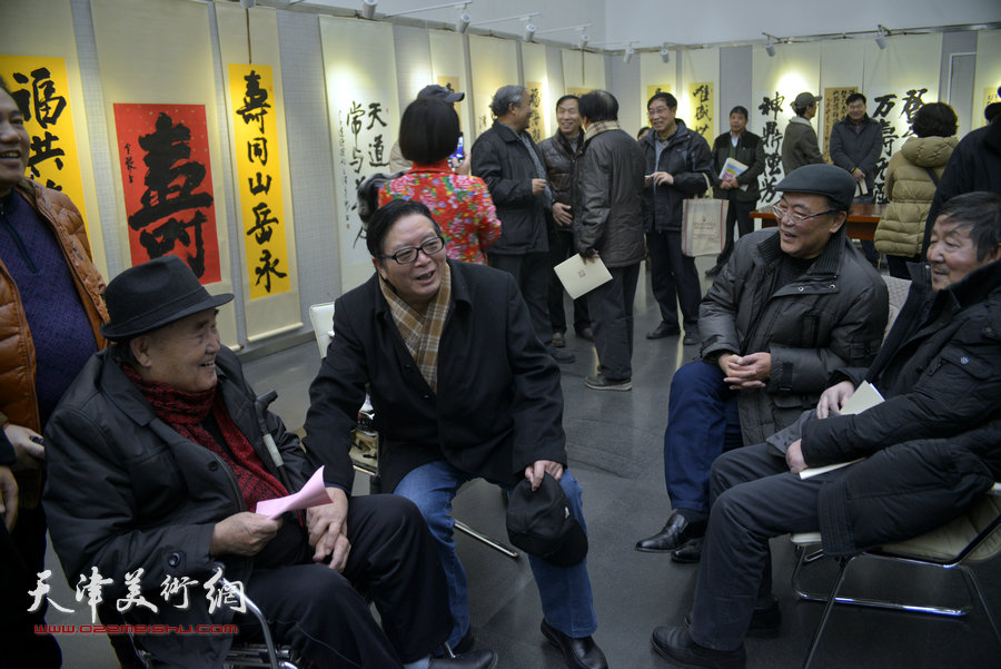 孙伯翔在书展现场与范润华、赵士英、陈传武等交谈