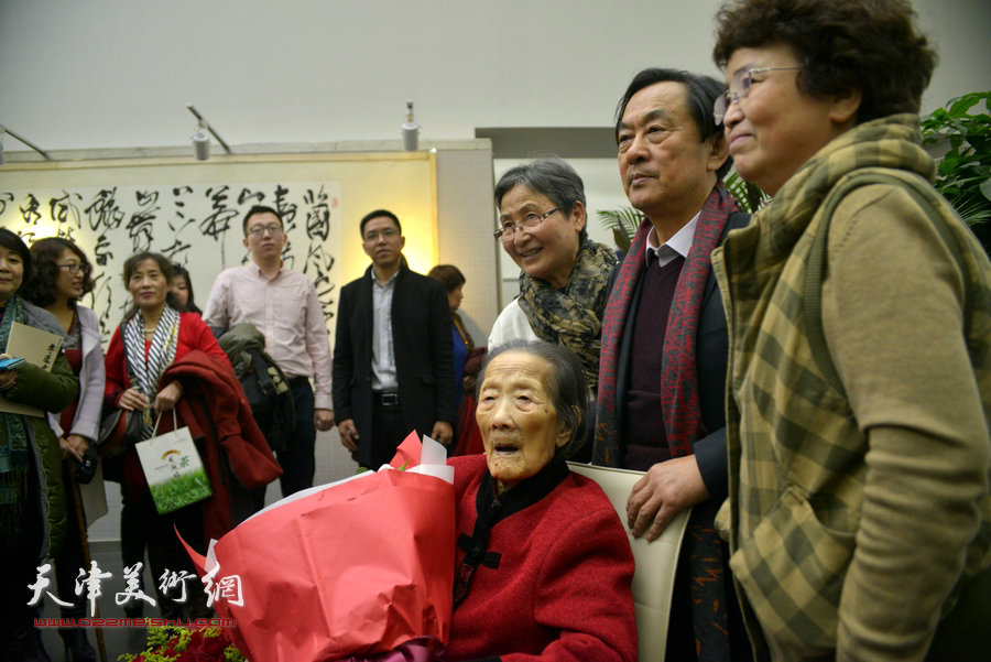 王全聚和百岁慈母朱淑琴与来宾在开幕仪式上