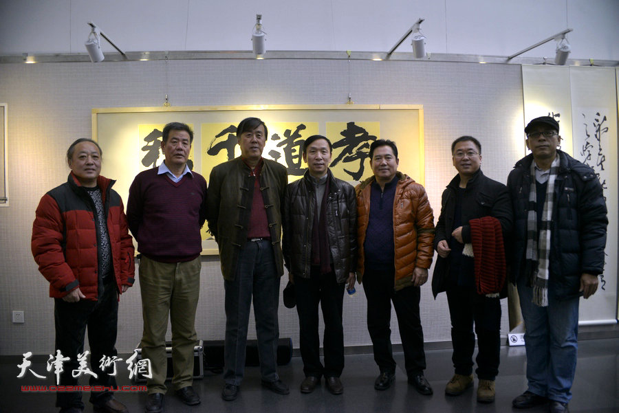 左起：胡振声、张新月、邵佩英、张建会、王晓通、薛卫林、王炳学在书展现场