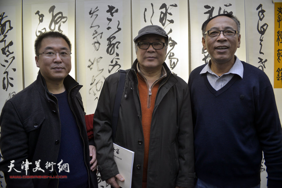 左起：薛卫林、郭书仁、王炳学在书展现场