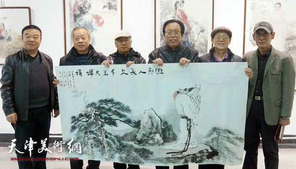 部分参展画家共同合作人物画《但愿人长久》。左起：郝清、王金厚