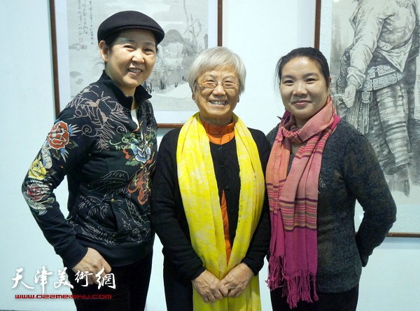 女画家（左起）：武颖萍、董云华、徐淑菊在展厅