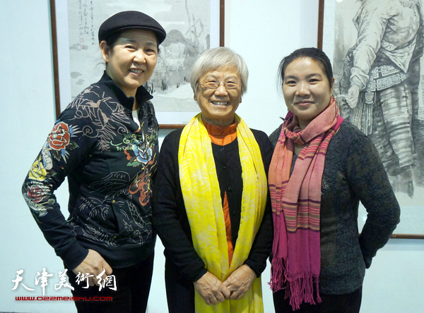 女画家（左起）：武颖萍、董云华、徐淑菊在展厅