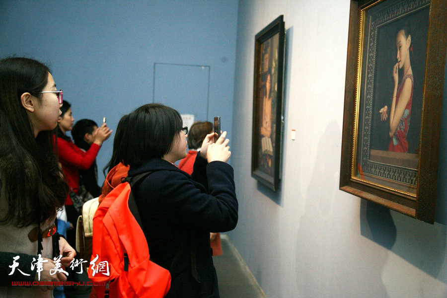 图为2015中国写实画派十一年展展览现场。