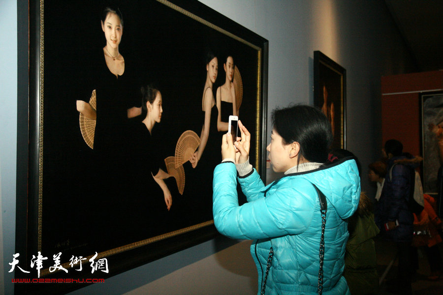 图为2015中国写实画派十一年展展览现场。