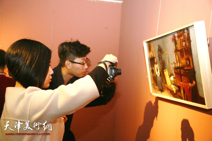 图为2015中国写实画派十一年展展览现场。