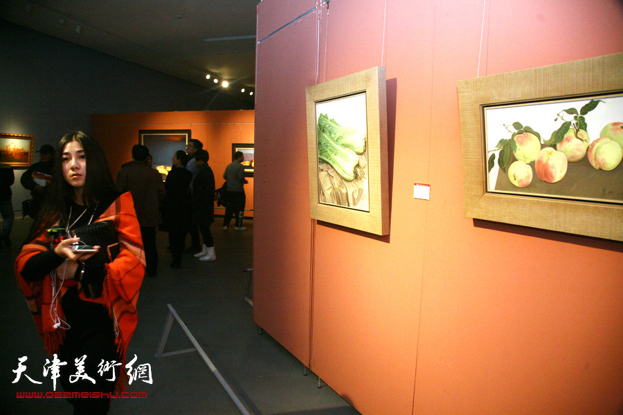 图为2015中国写实画派十一年展展览现场。