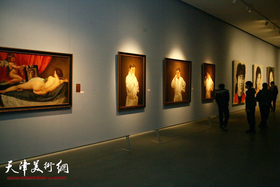 图为2015中国写实画派十一年展展览现场。