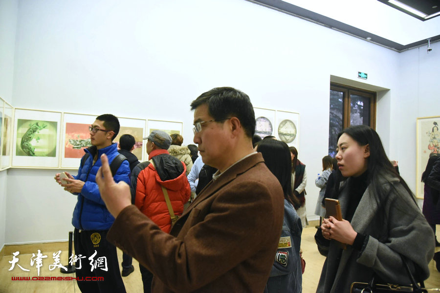 版上行—天津美术学院版画系教师作品展展览现场。