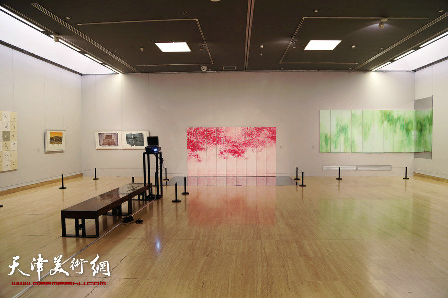 版上行—天津美术学院版画系教师作品展展览现场。