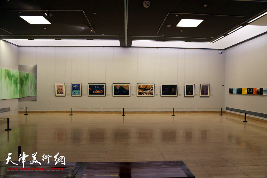 版上行—天津美术学院版画系教师作品展展览现场。