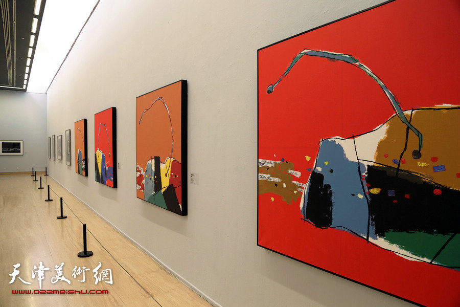 版上行—天津美术学院版画系教师作品展展览现场。