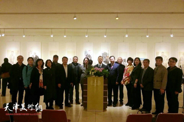 图为天津画院一行在台北孙逸仙纪念馆。