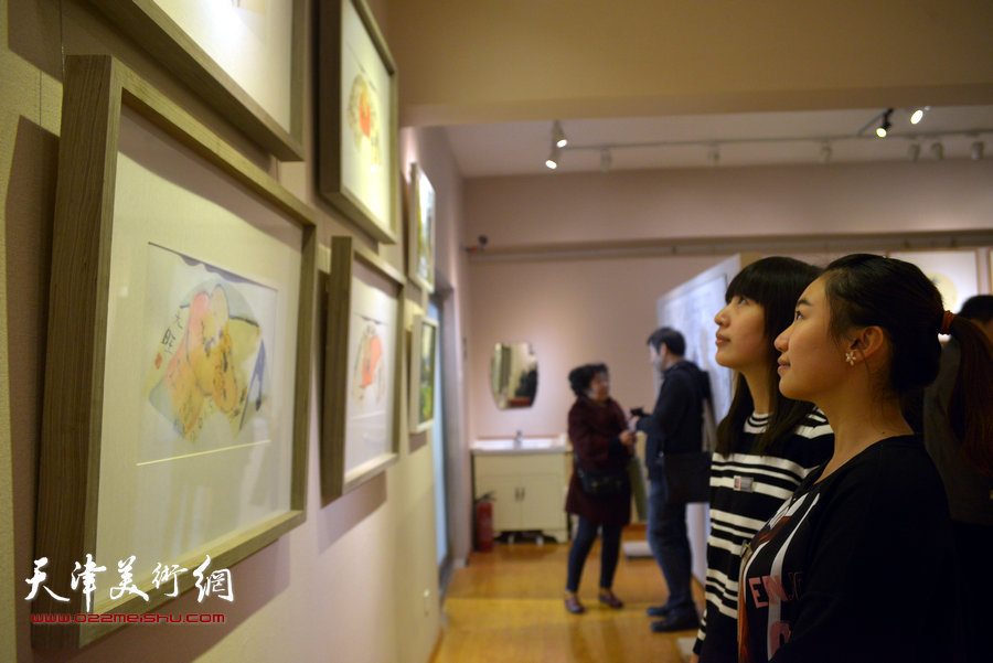 图为“色墨生象—学院派画家小品艺术展”现场。