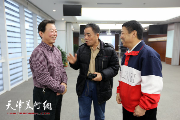 杨建国、杨连生、王奇虎在交谈。