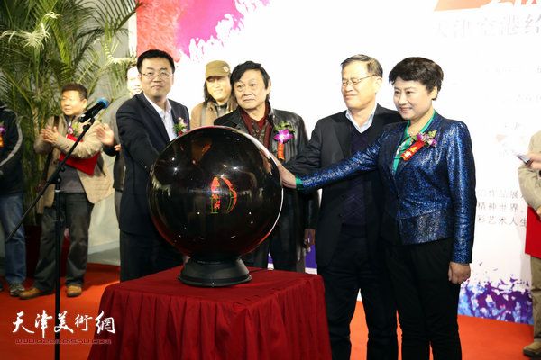 “溢彩空港—天津空港经济区水彩名家邀请展”日前在空港经济区文化中心优雅启幕。