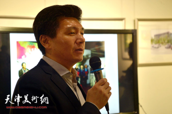天津港保税区管委会贸易发展局局长鲍健欢迎水彩画家来到空港经济区。