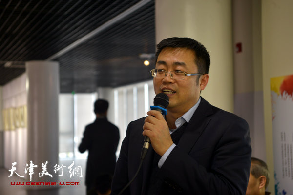 天津空港经济区文化中心主任、天津港保税区管理委员会社会发展局副局长王洪希望画家们深入生活搞创作。