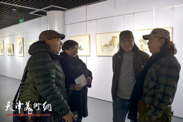 水彩画家朱志刚、王刚与来宾在现场交流。