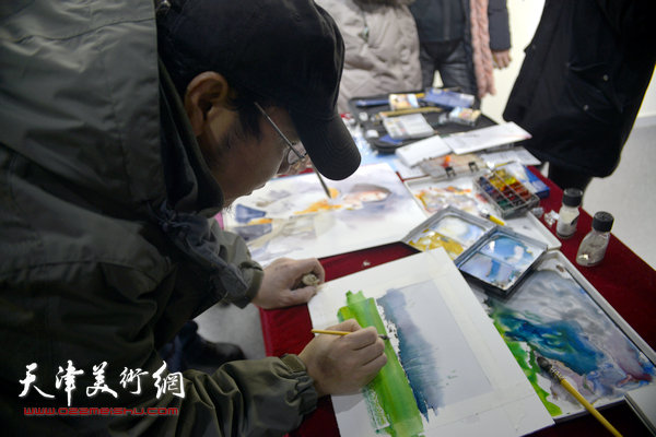 水彩画家杨俊甫现场讲解水彩画的特点与创作技法。