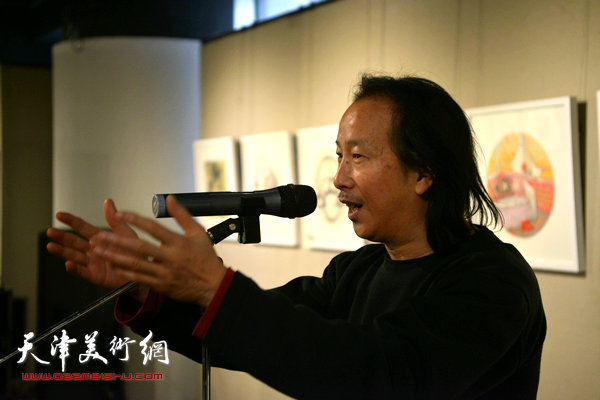 天津美术学院教授周世麟主持画展开幕仪式。