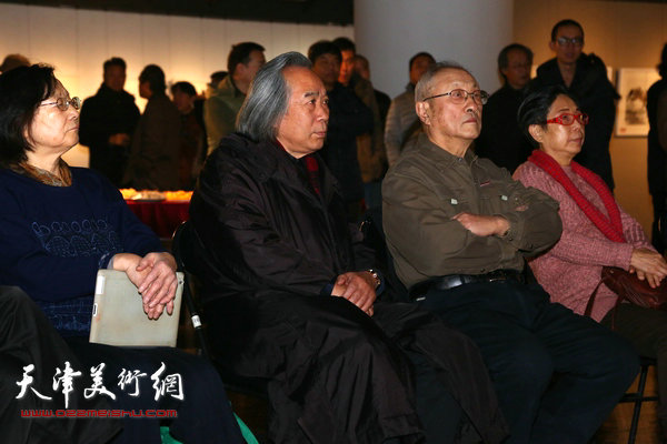 左起：左建华、霍春阳、张京生、王元珍在画展开幕仪式现场。