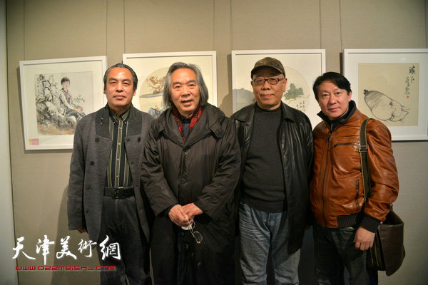 左起：李寅虎、霍春阳、马俊卿、主云龙在画展现场。