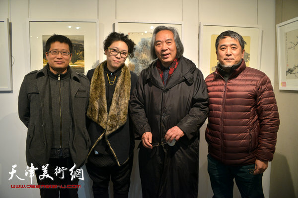 左起：闫勇、范馨心、霍春阳、范敏在画展现场。