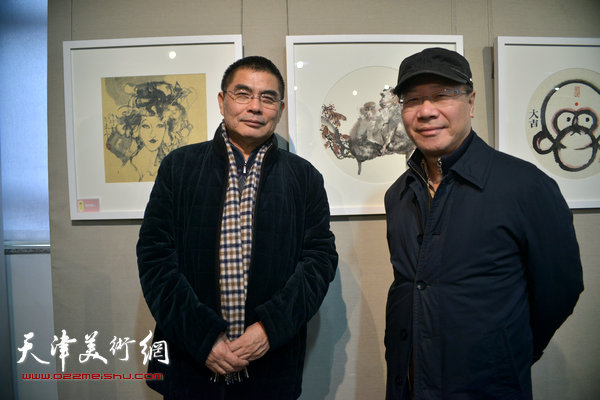 庞黎明、杨沛璋在画展现场。