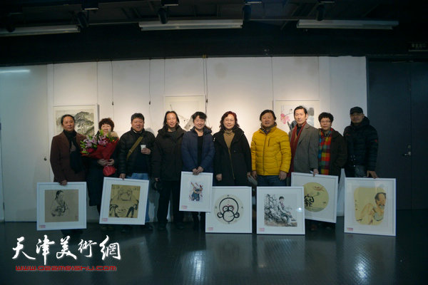 左起：郑岱、胡志红、李维力、周世麟、华绍莹、张燕云、姜中立、田宝江、李娜、于小冬在画展现场。