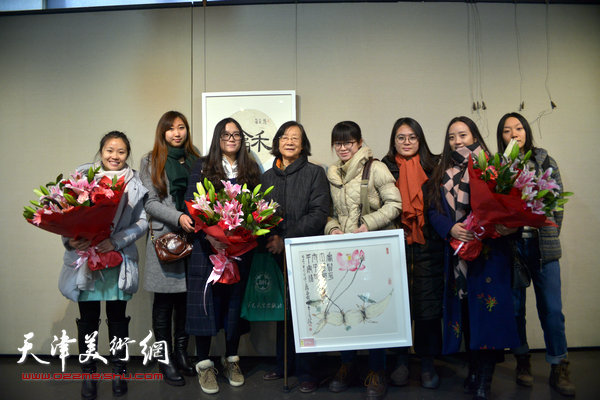 左建华老师与同学们在画展现场。