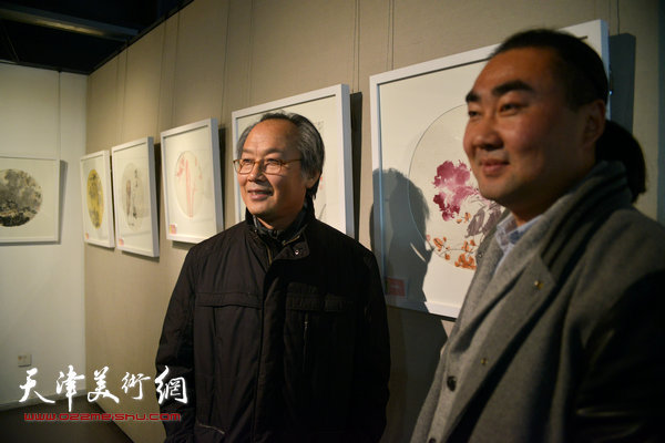 陈福春、王涛在画展现场。