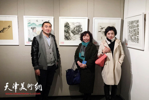 左起：王涛、焦小红、于兰在画展现场。