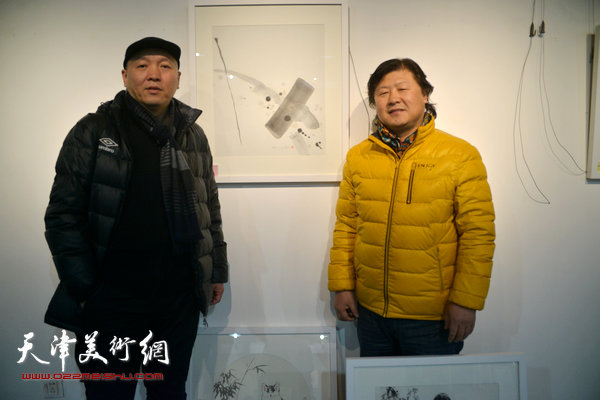 姜中立、薛明在画展现场。