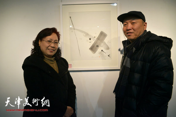 张燕云、薛明在画展现场。