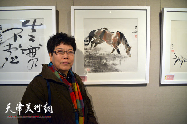 李娜在画展现场。