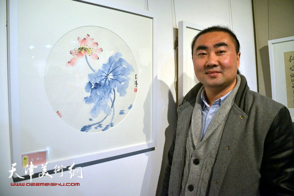王涛在画展现场。