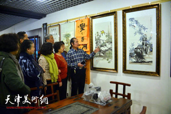 “夕阳红师生展”在天津云中天茶叶城观宝堂举行。