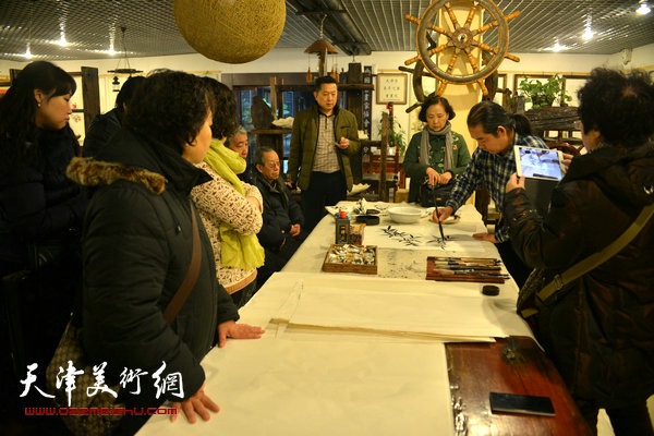 画展现场，著名画家王东风给书画爱好者演示花鸟画创作技法。