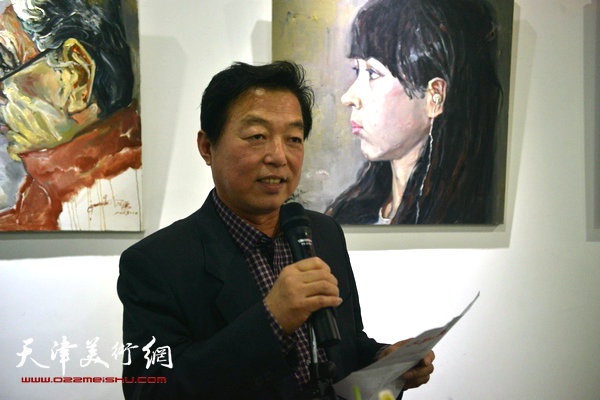 天津文联办公室杨建国主持画展开幕仪式。