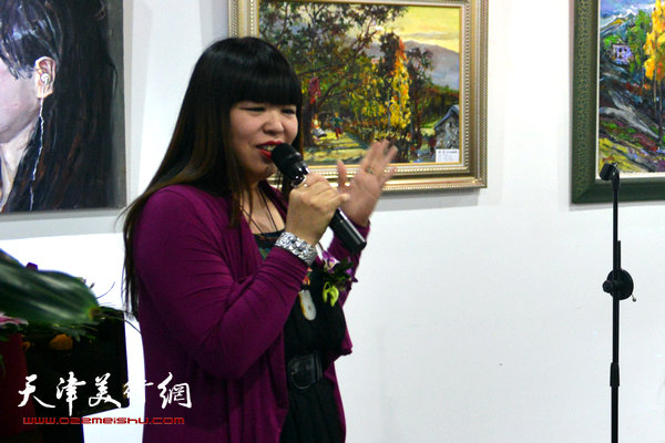 天津意庄艺术区总经理肖冰主持画展开幕仪式。